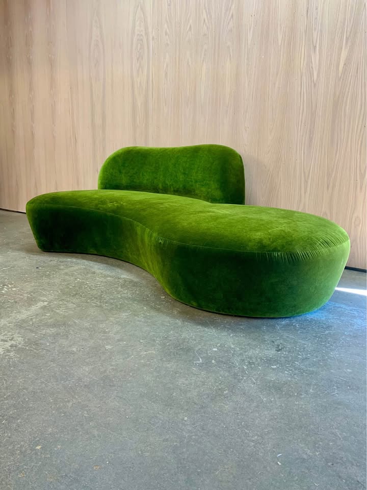 Vladimir Kagan ‘Zoe’ Sofa – Sculptural Elegance in Luxurious Zimmer-Rohde Velvet