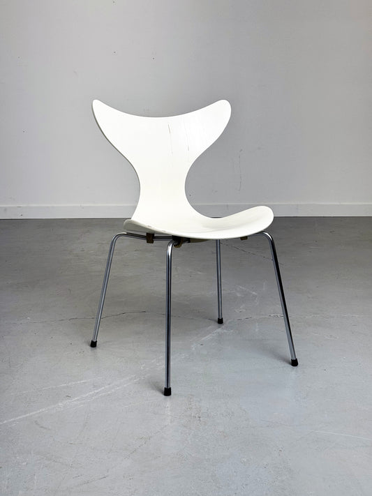 1970s Model 3108 “Lily” Chair by Arne Jacobsen for Fritz Hansen, Denmark.