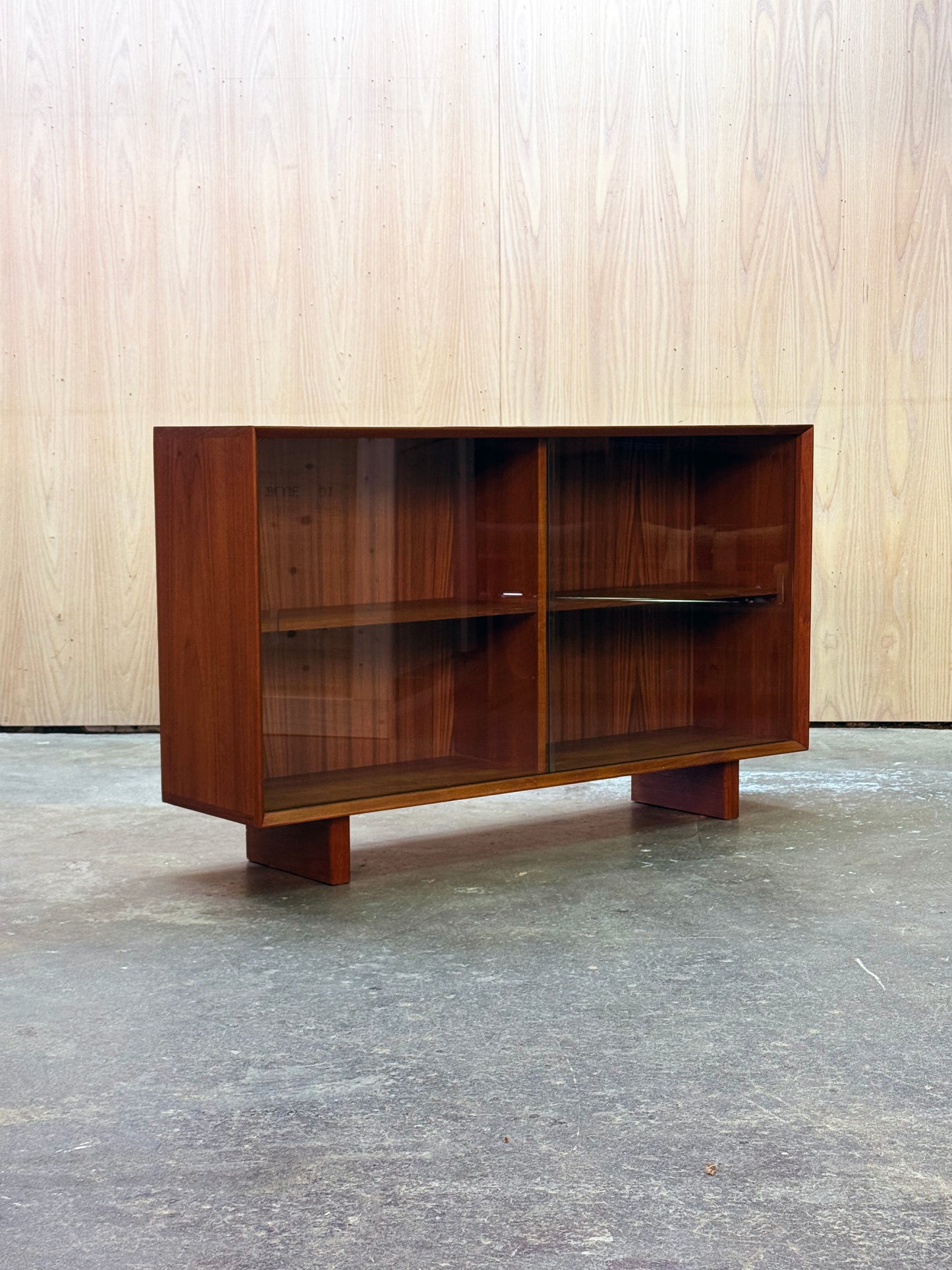 1960s Display Cabinet by Jydsk Møbelindustri in teak
