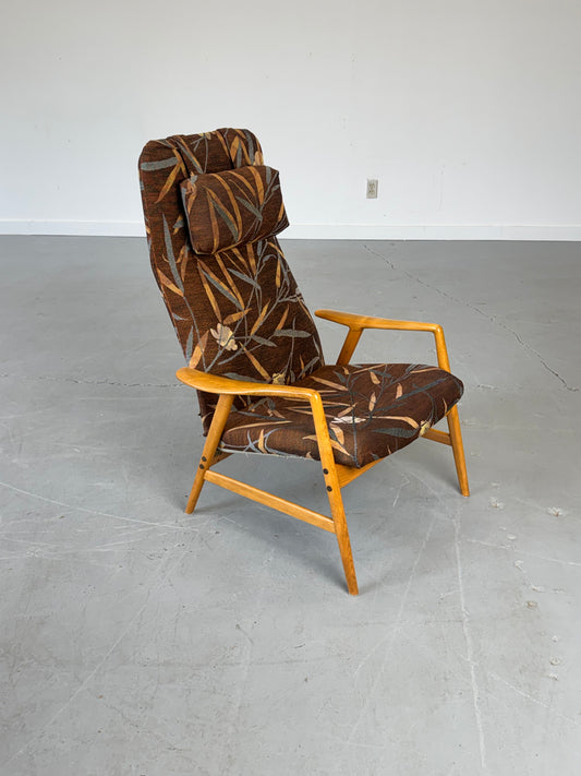 1950s Kontur Reclining Lounge Chair by Alf Svensson in Solid Beech, Sweden.