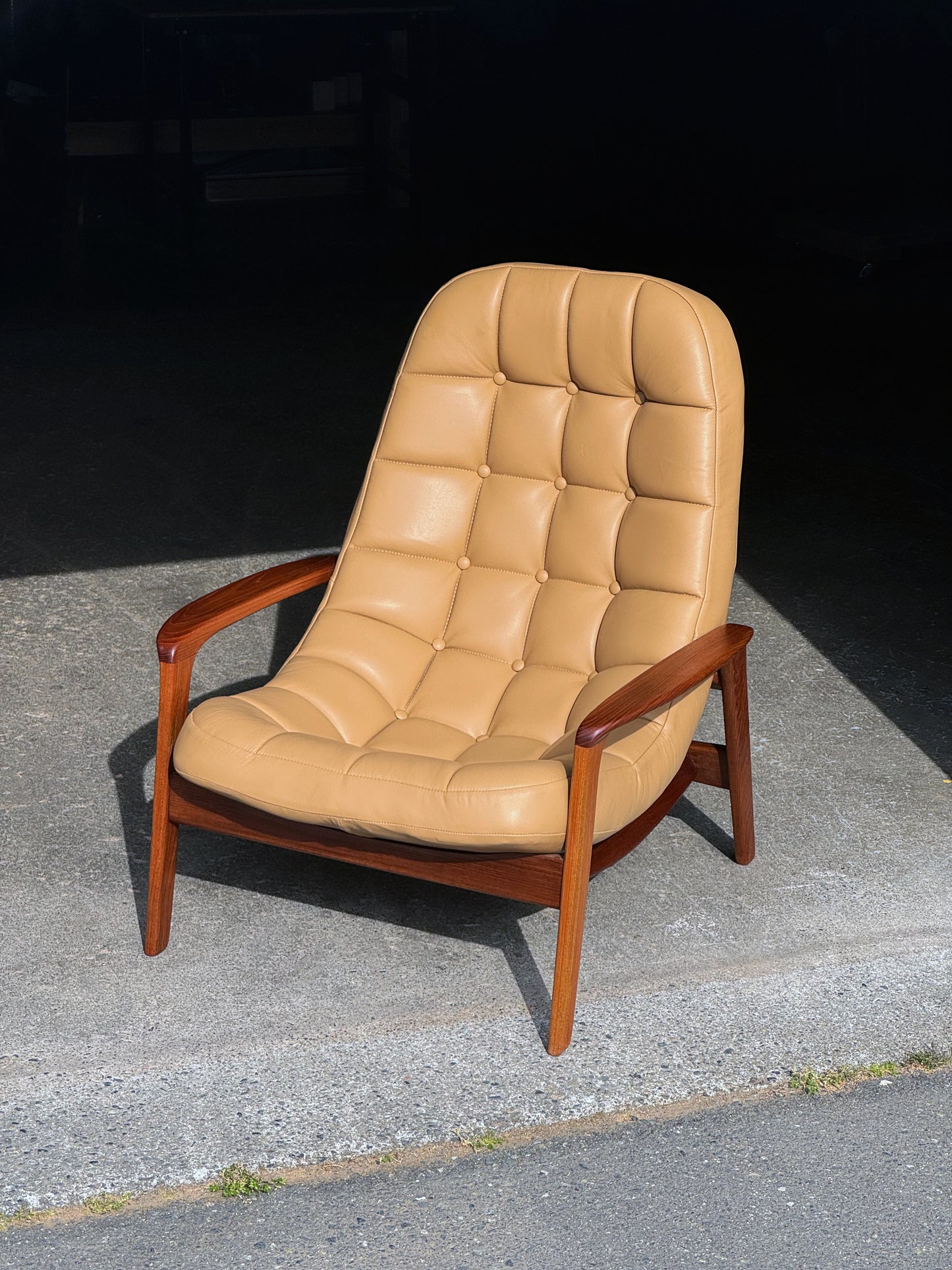 1960s Scoop Chair by R. Huber in light brown leather and teak