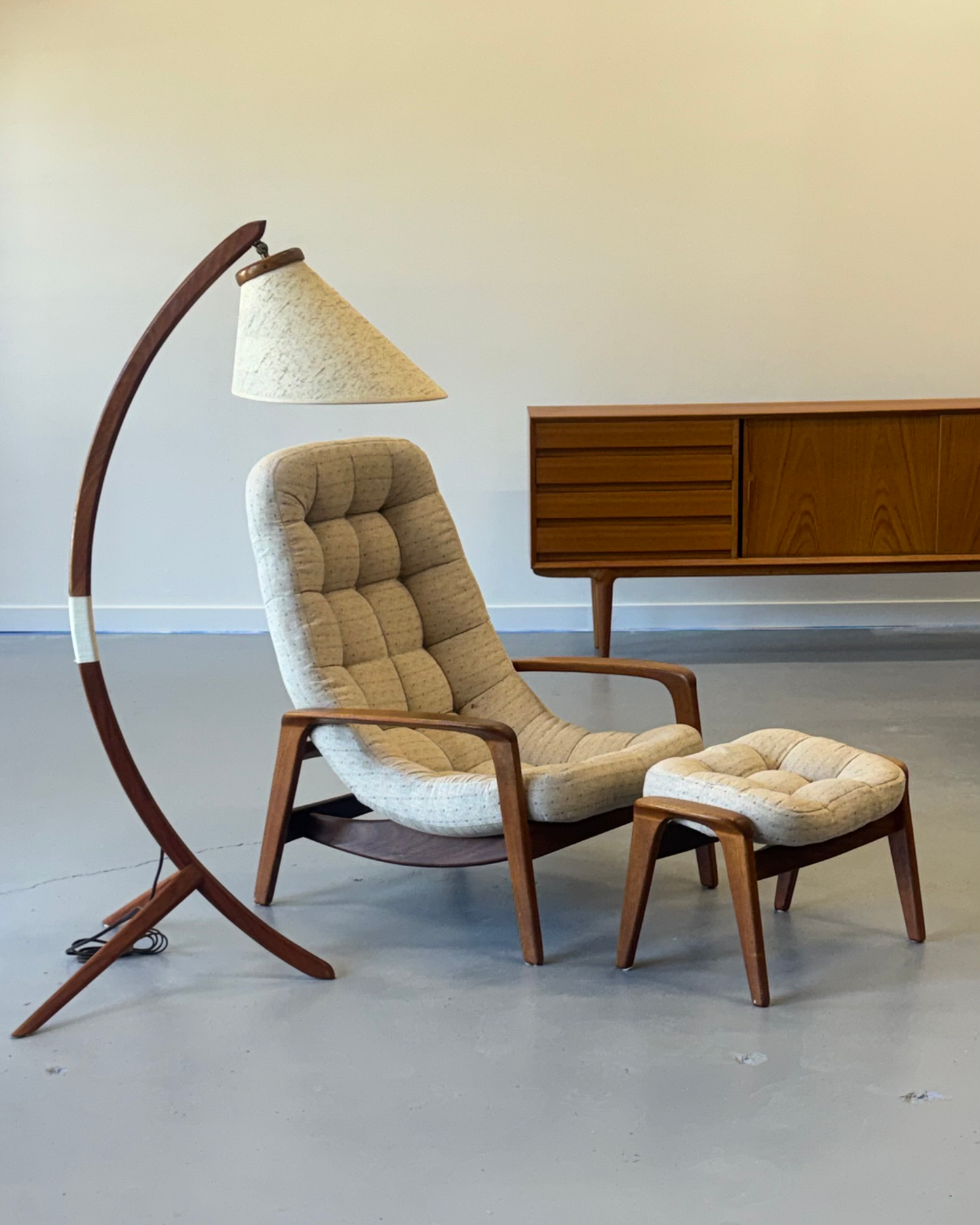 1960s Canadian Modern Bow Floor Lamp in Teak