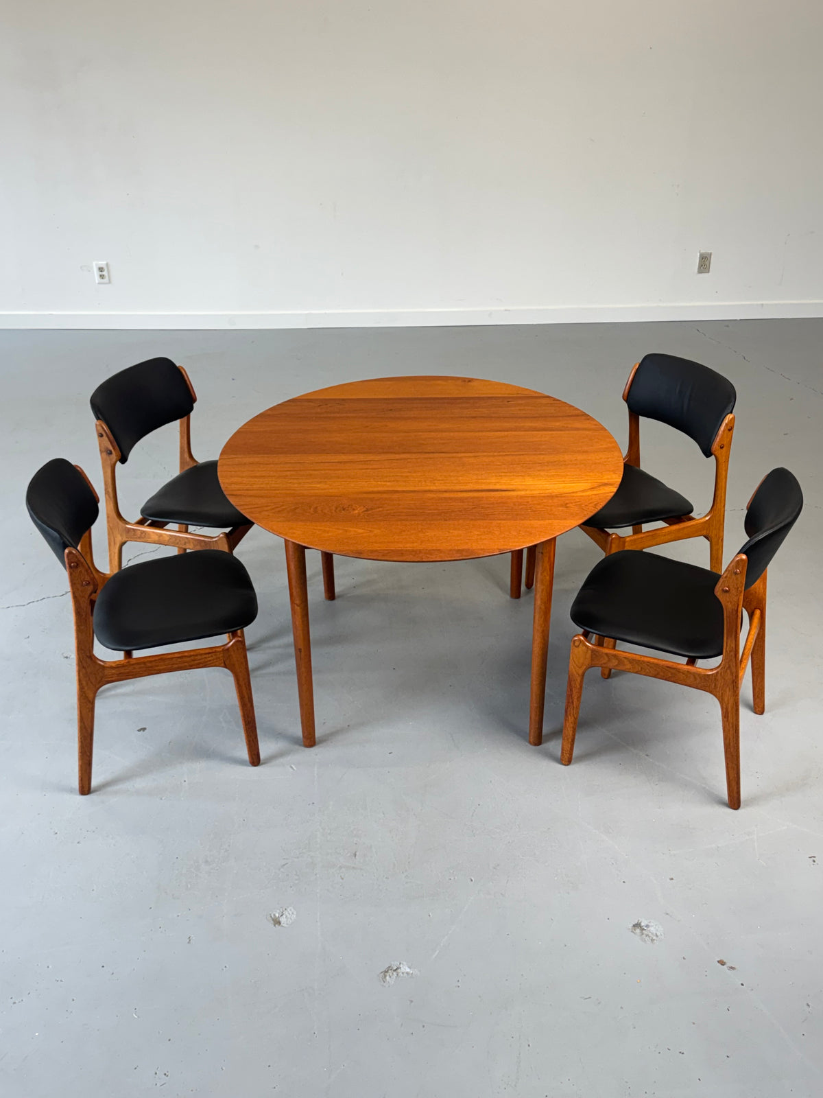 1950s Extendable Teak Dining Table Model 311 by Peter Hvidt & Orla Mølgaard-Nielsen for Søborg Møbler.