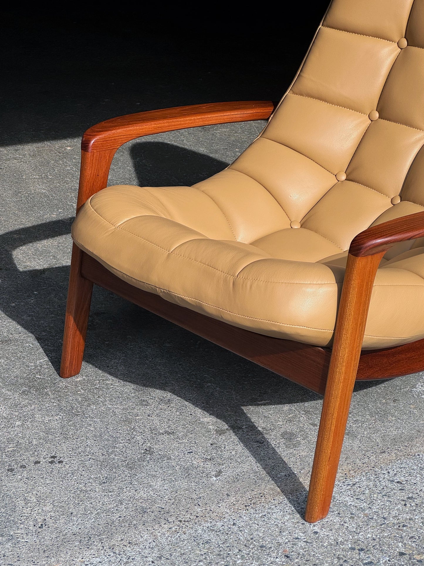 1960s Scoop Chair by R. Huber in light brown leather and teak