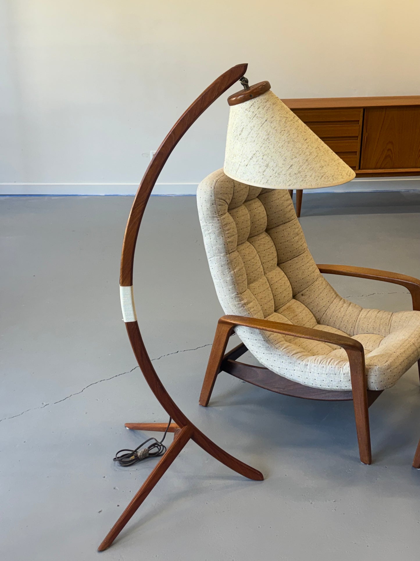 1960s Canadian Modern Bow Floor Lamp in Teak