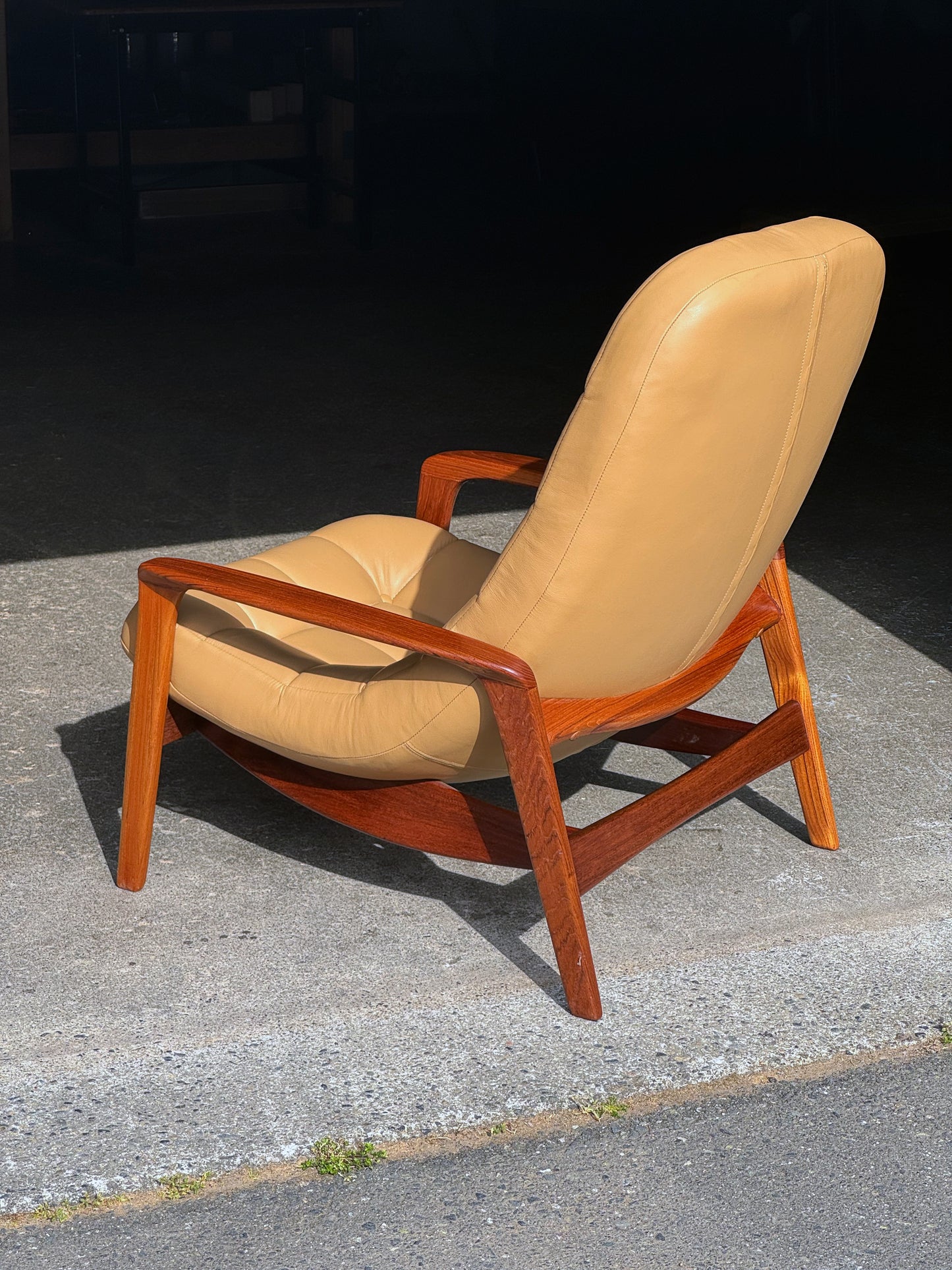1960s Scoop Chair by R. Huber in light brown leather and teak