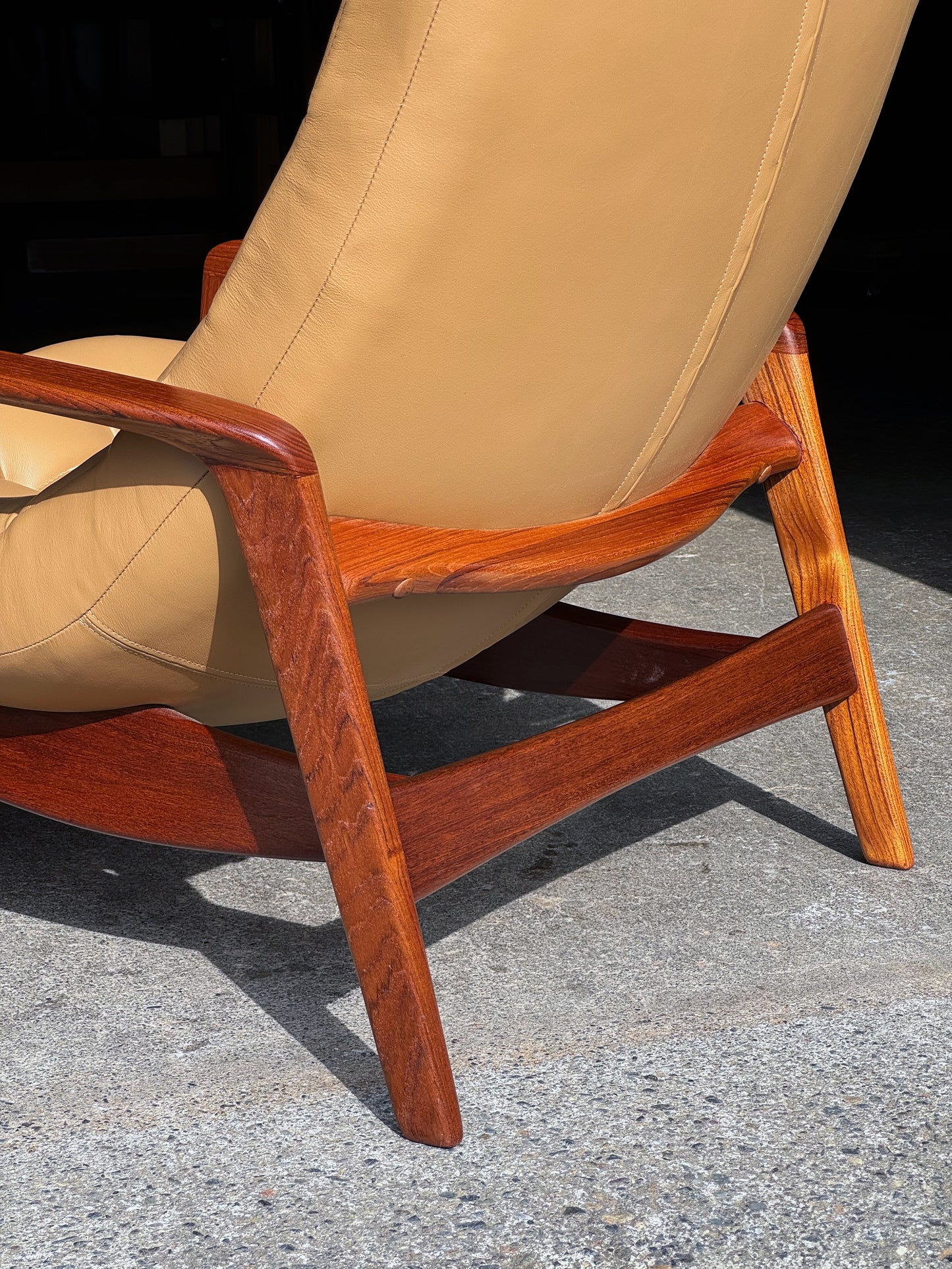 1960s Scoop Chair by R. Huber in light brown leather and teak