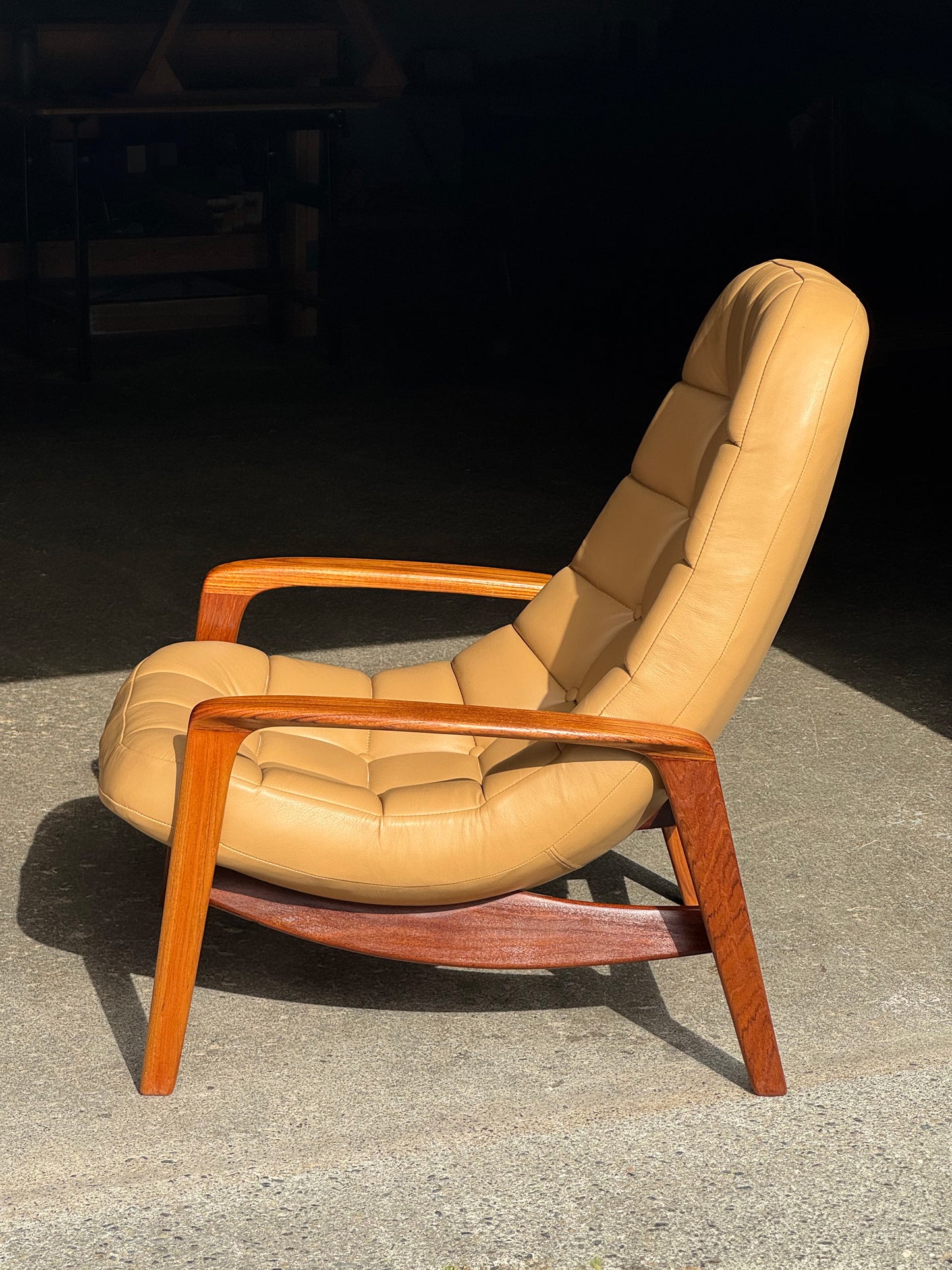 1960s Scoop Chair by R. Huber in light brown leather and teak