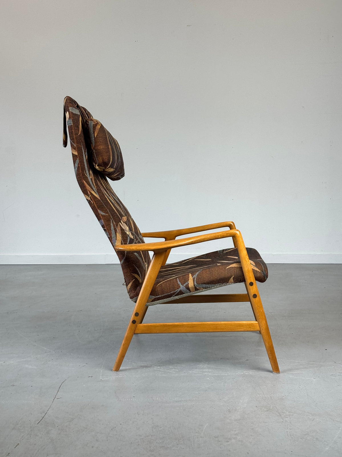 1950s Kontur Reclining Lounge Chair by Alf Svensson in Solid Beech, Sweden.