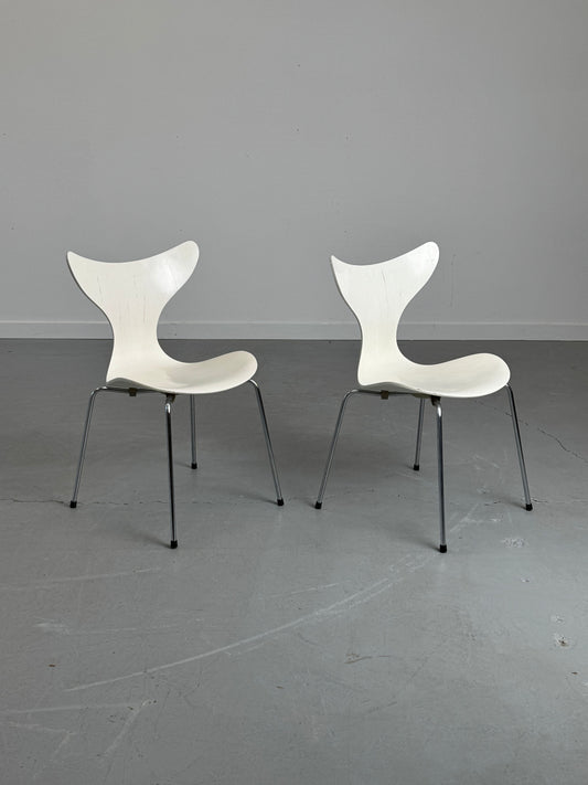 1970s Pair of Model 3108 “Lily” Chairs by Arne Jacobsen for Fritz Hansen, Denmark.