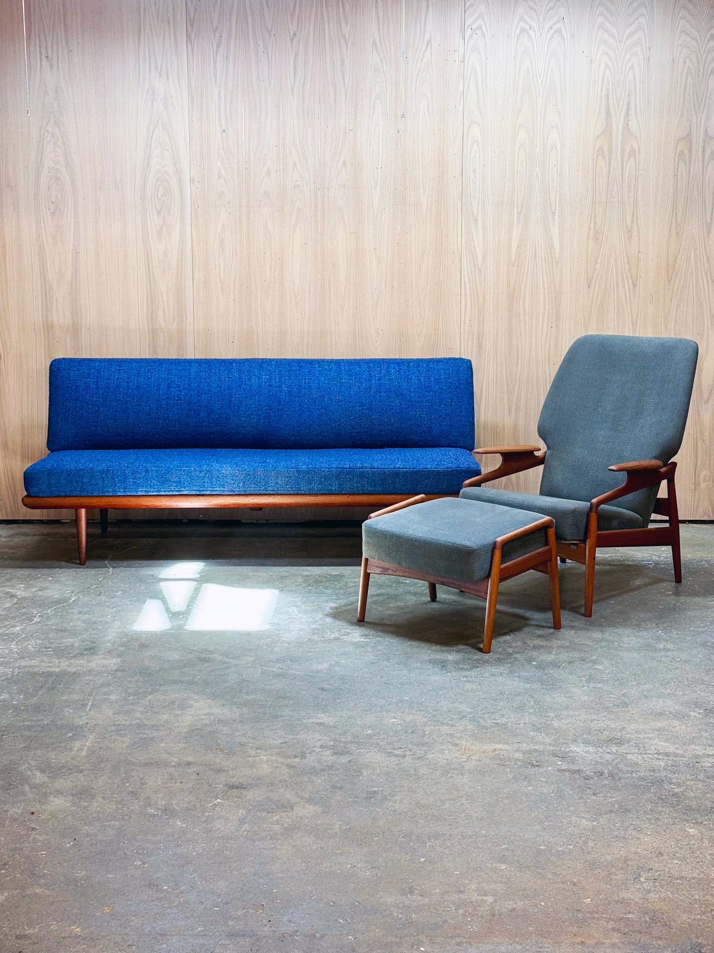 1950s Minerva Sofa Daybed by Peter Hvidt & Orla Mølgaard-Nielsen for France & Daverkosen in teak and blue bouclé