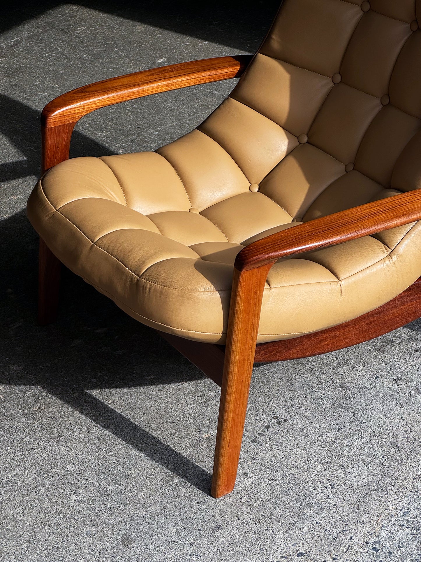 1960s Scoop Chair by R. Huber in light brown leather and teak
