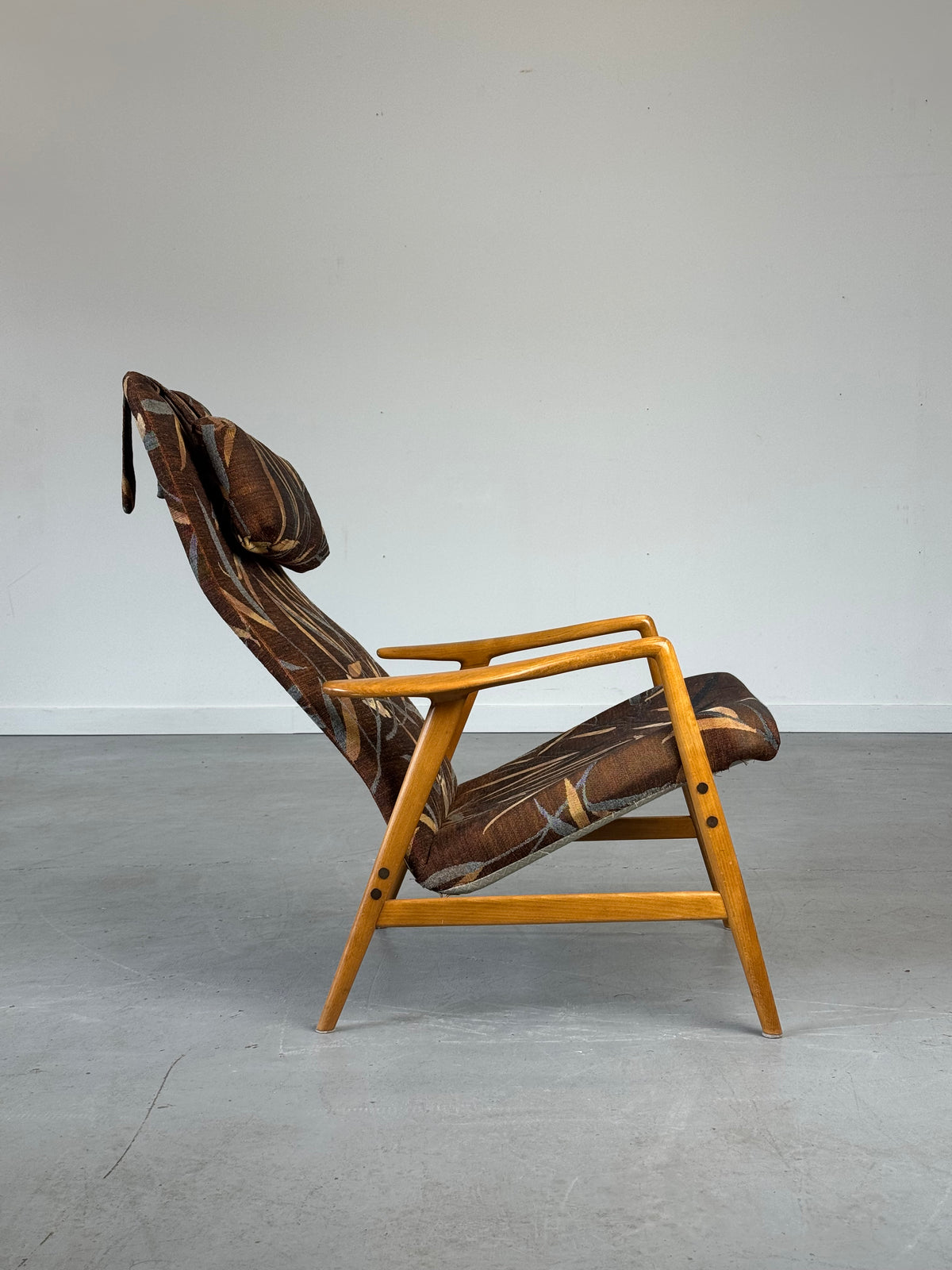 1950s Kontur Reclining Lounge Chair by Alf Svensson in Solid Beech, Sweden.