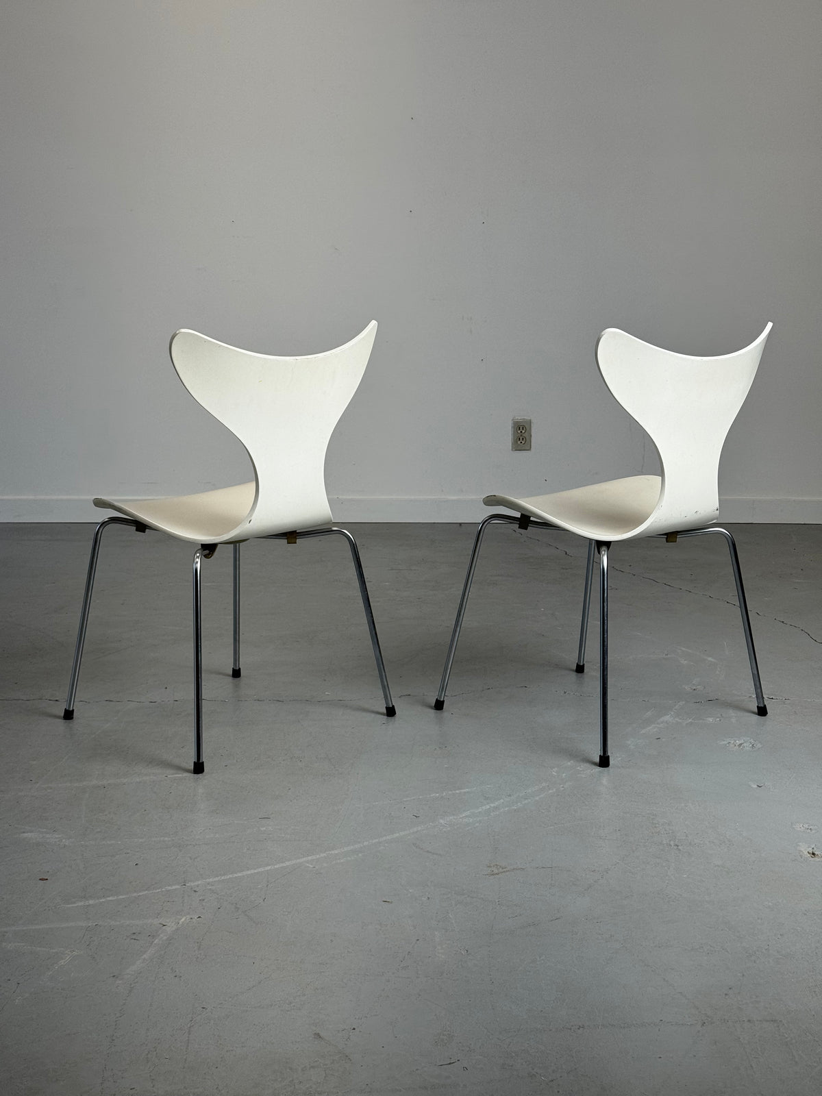 1970s Pair of Model 3108 “Lily” Chairs by Arne Jacobsen for Fritz Hansen, Denmark.
