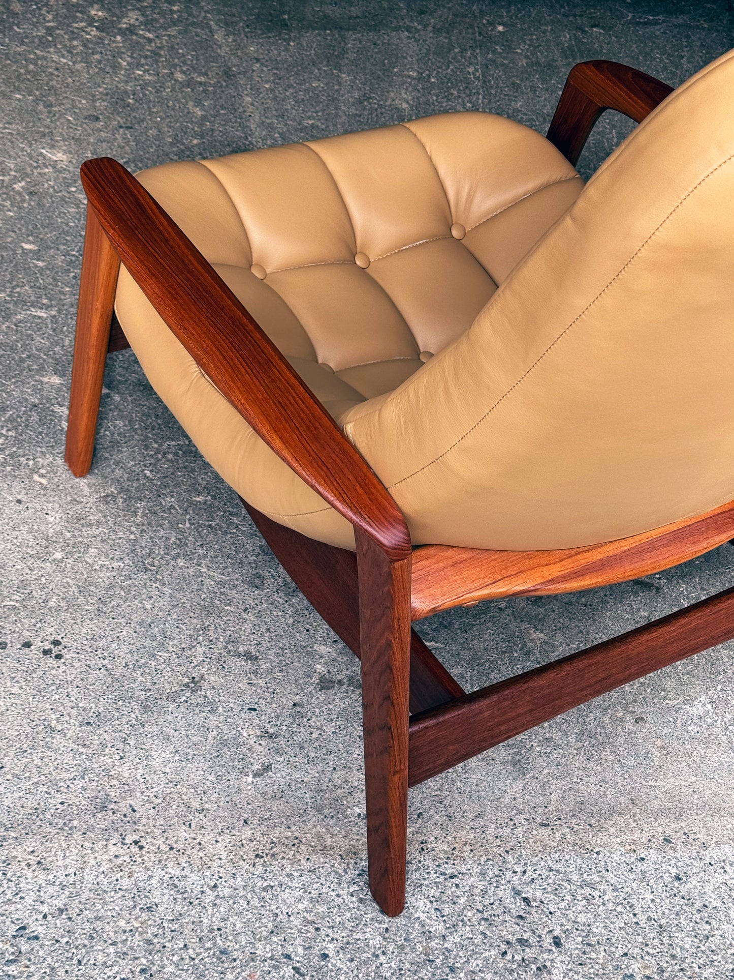 1960s Scoop Chair by R. Huber in light brown leather and teak
