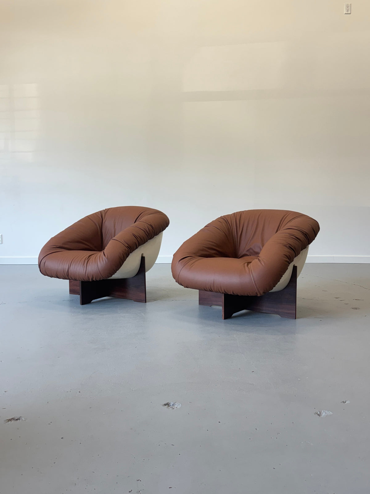 1970s Pair of MP-61 Lounge Chairs by Percival Lafer in Brown Leather, Brazil.
