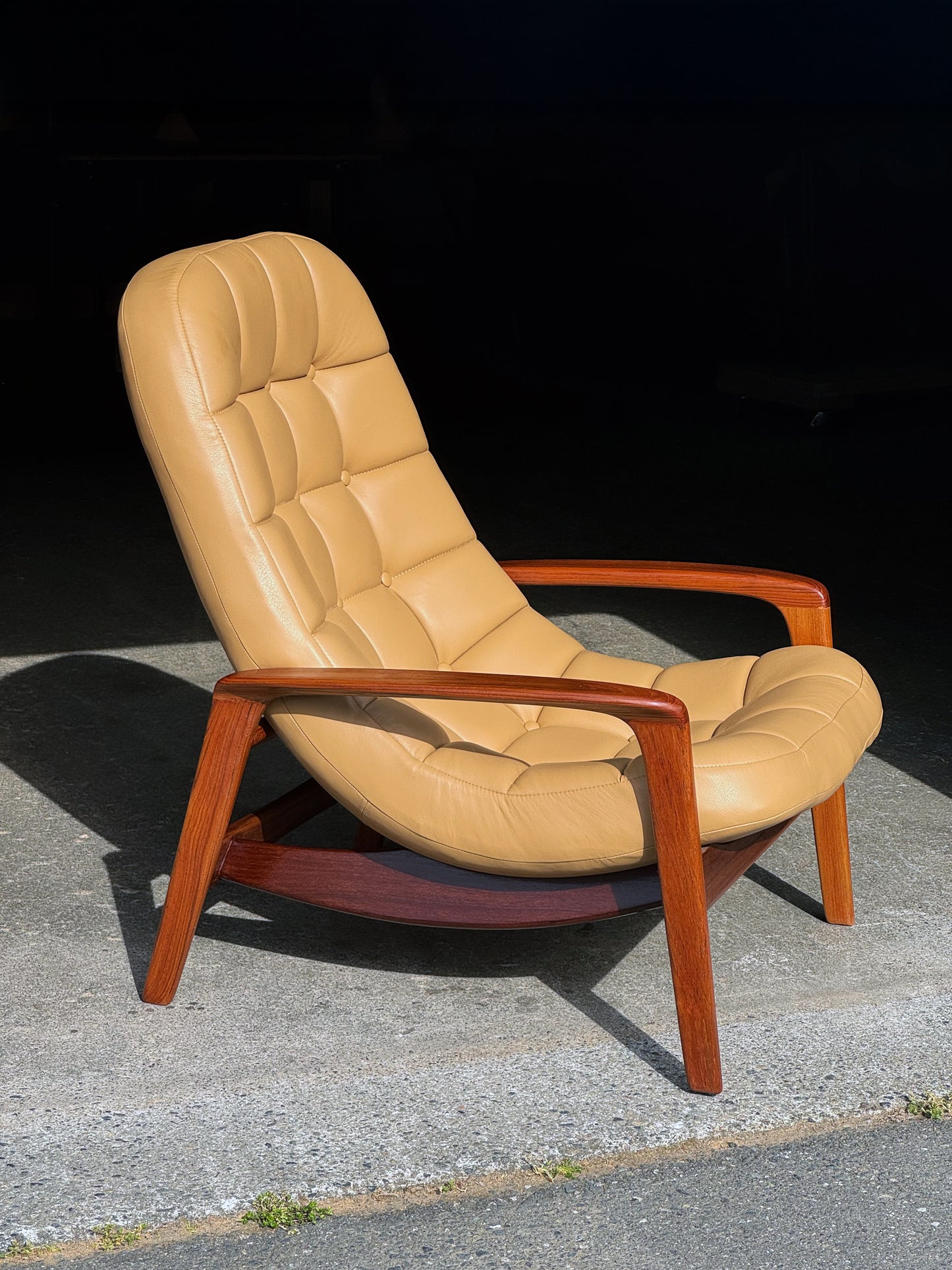 1960s Scoop Chair by R. Huber in light brown leather and teak