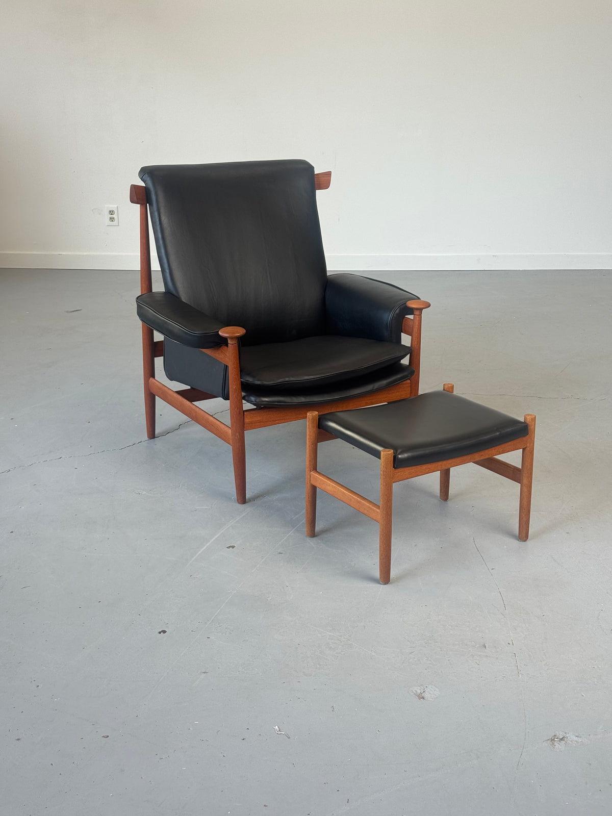 1960s Finn Juhl Bwana Model 152 Lounge Chair for France & Søn in Black Elmosoft Leather.