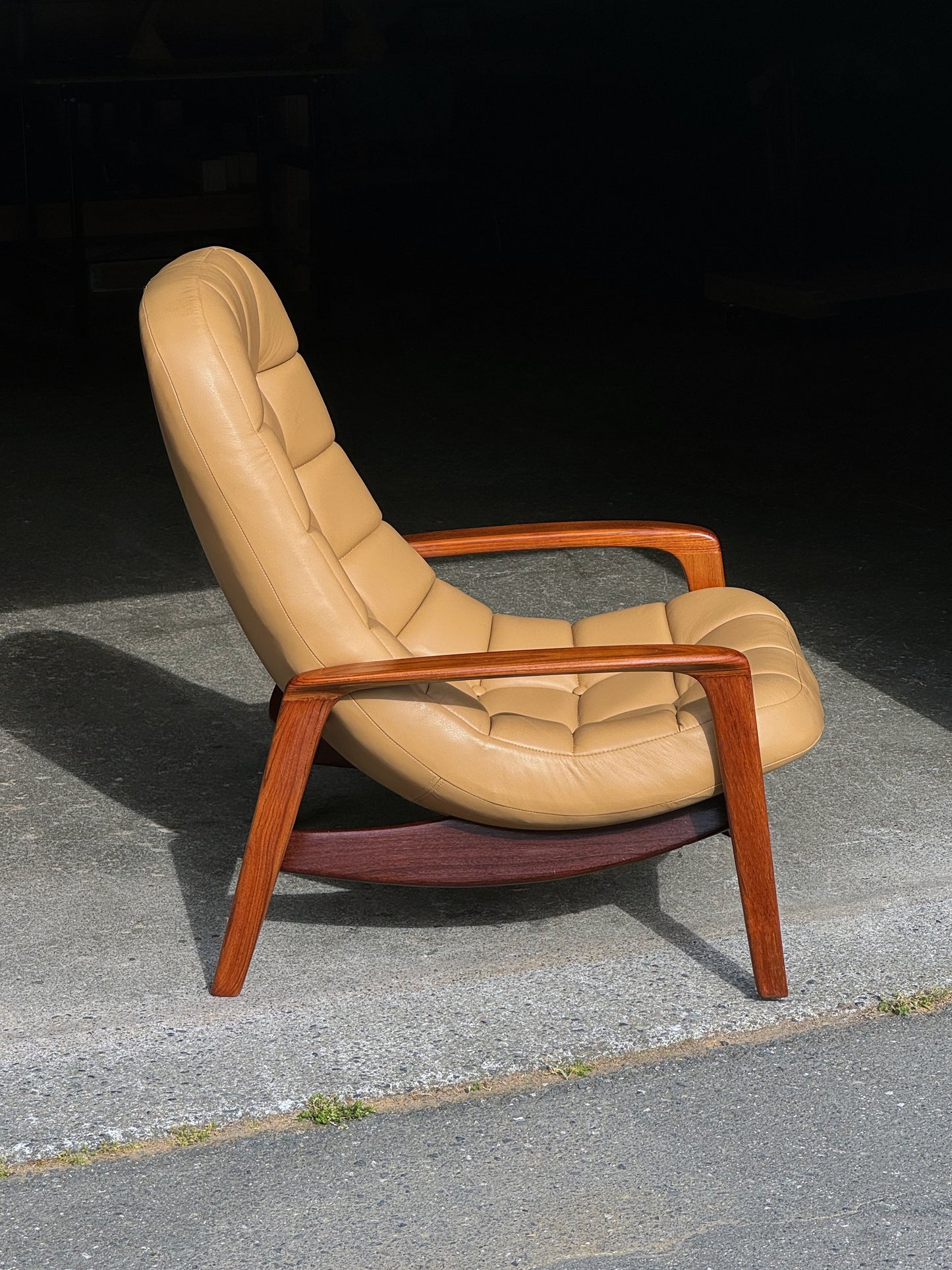 1960s Scoop Chair by R. Huber in light brown leather and teak