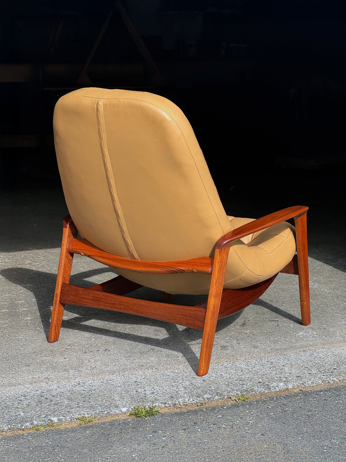 1960s Scoop Chair by R. Huber in light brown leather and teak