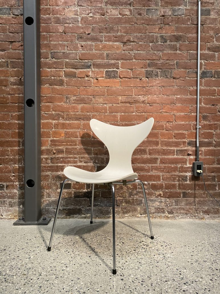 Arne Jacobsen Lily / Seagull Chair for Fritz Hansen