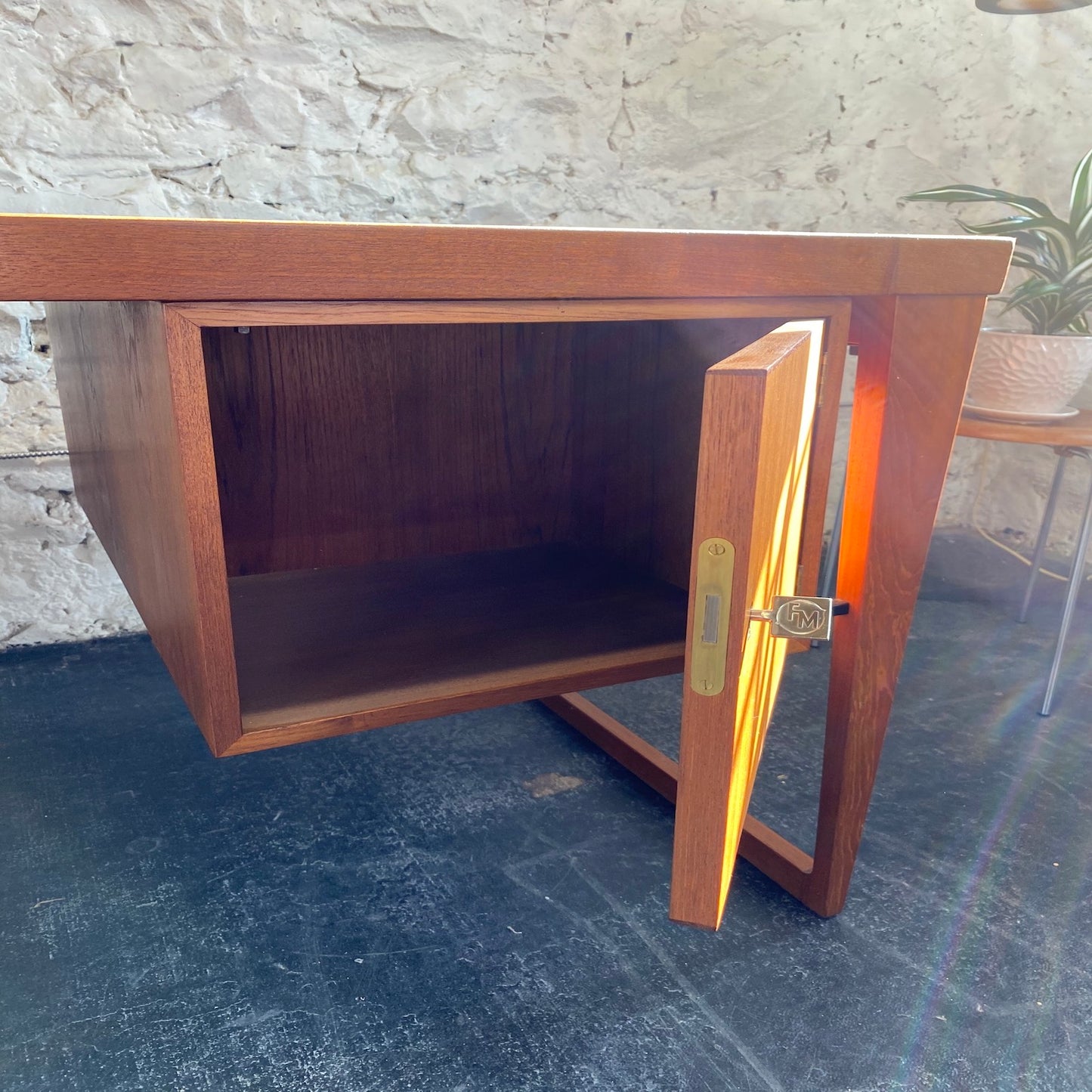 Model 70 Desk