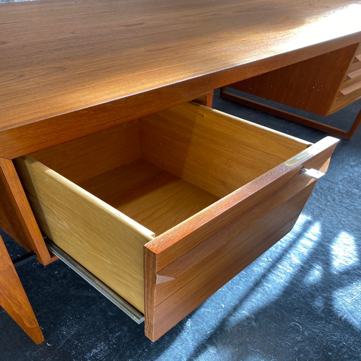 Model 70 Desk