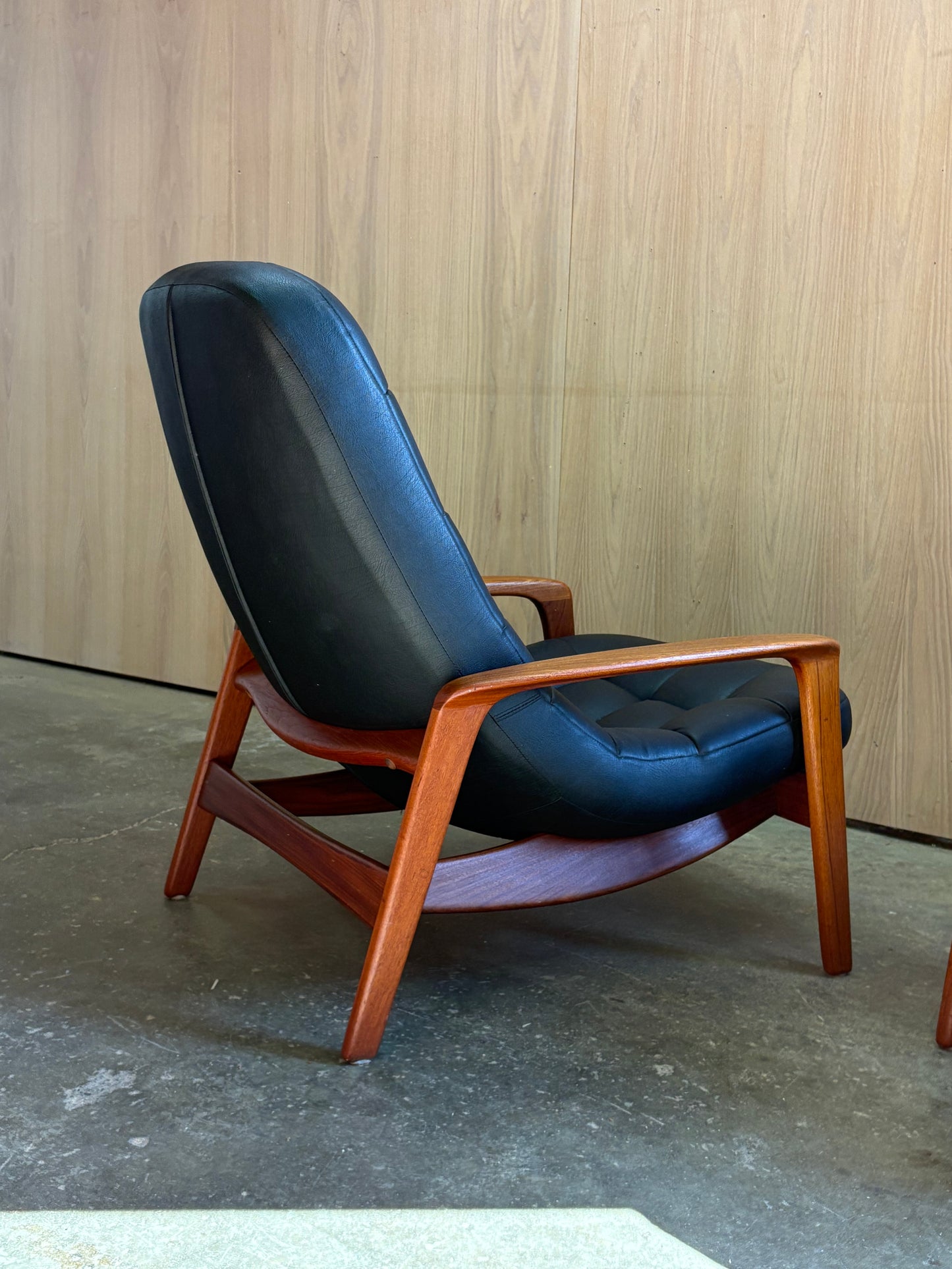 Pair of 1960s Canadian Teak Scoop Lounge Chairs by R Huber