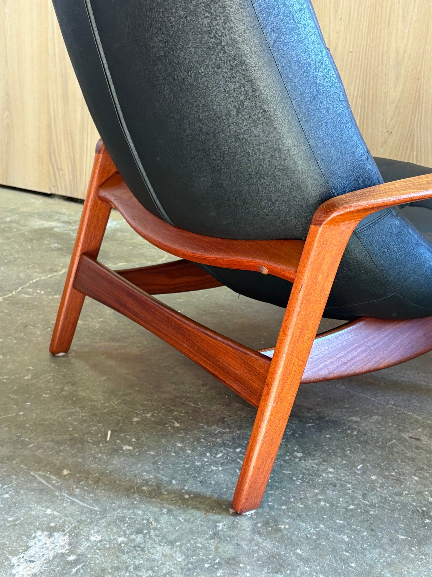 Pair of 1960s Canadian Teak Scoop Lounge Chairs by R Huber