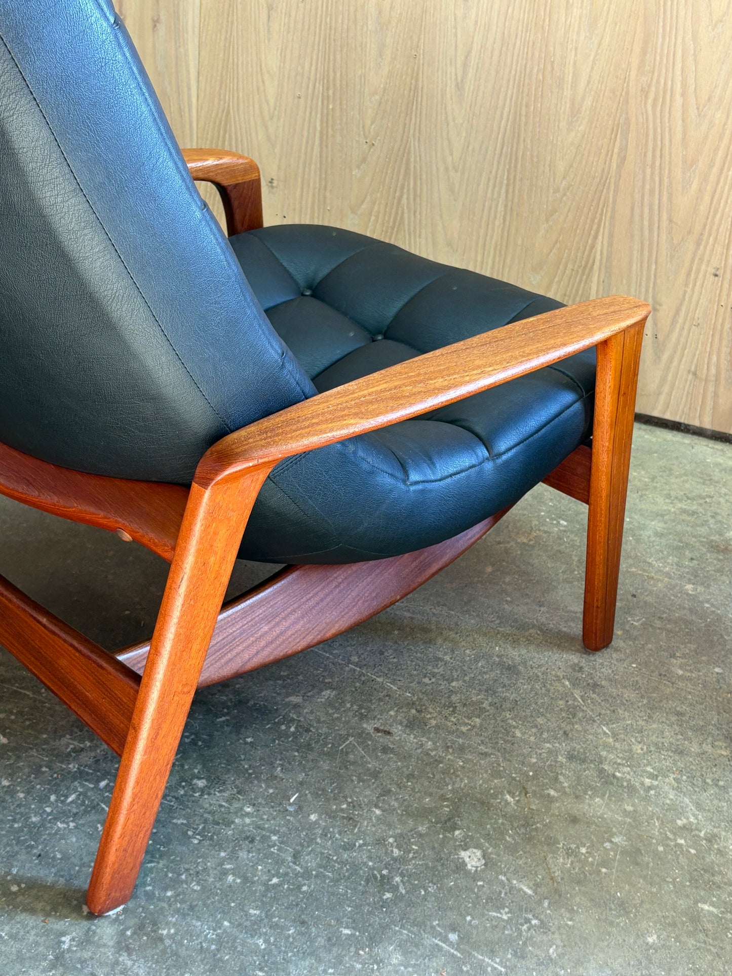 Pair of 1960s Canadian Teak Scoop Lounge Chairs by R Huber
