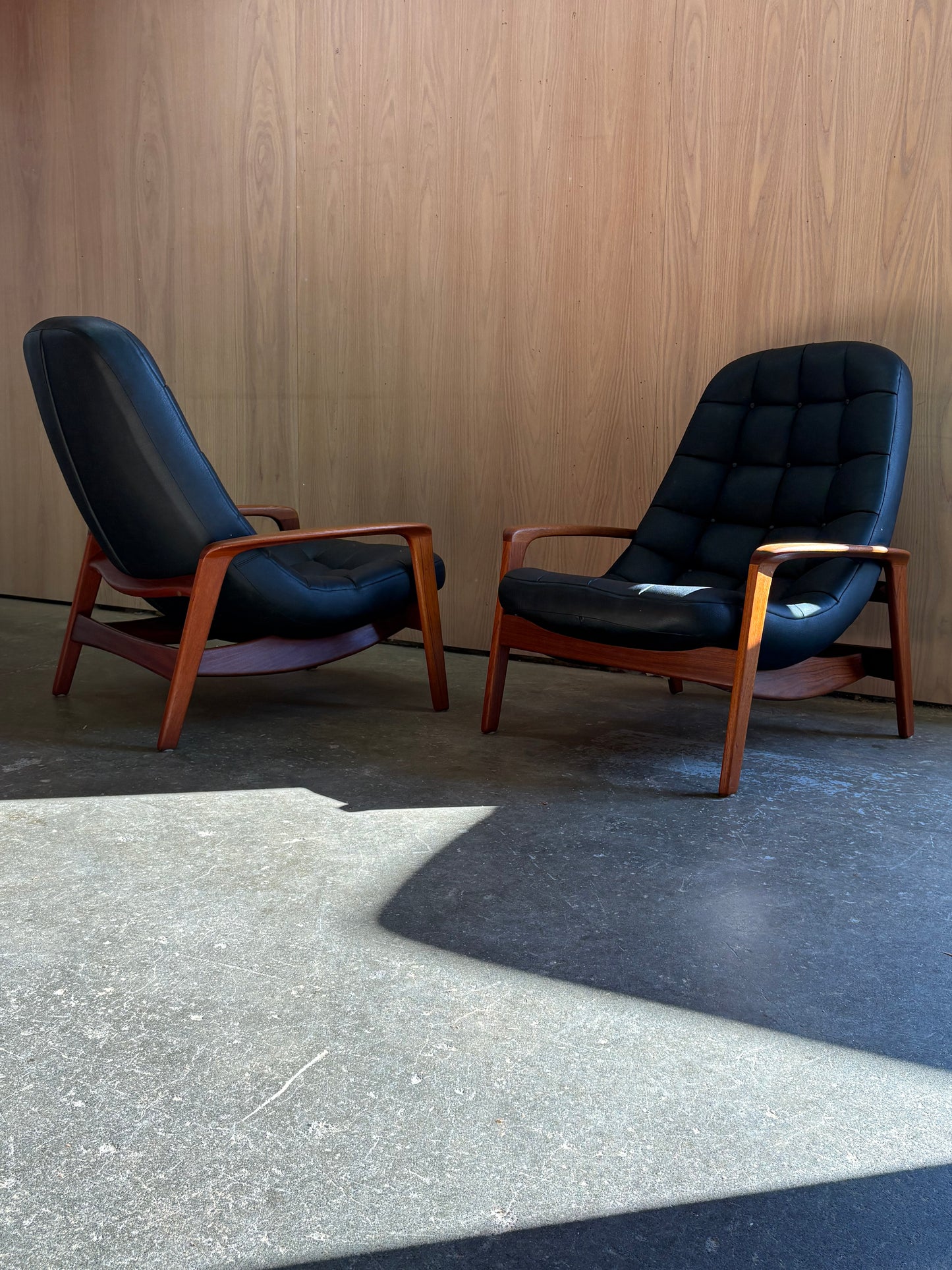 Pair of 1960s Canadian Teak Scoop Lounge Chairs by R Huber