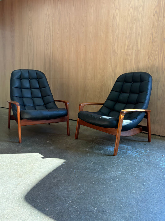 Pair of 1960s Canadian Teak Scoop Lounge Chairs by R Huber