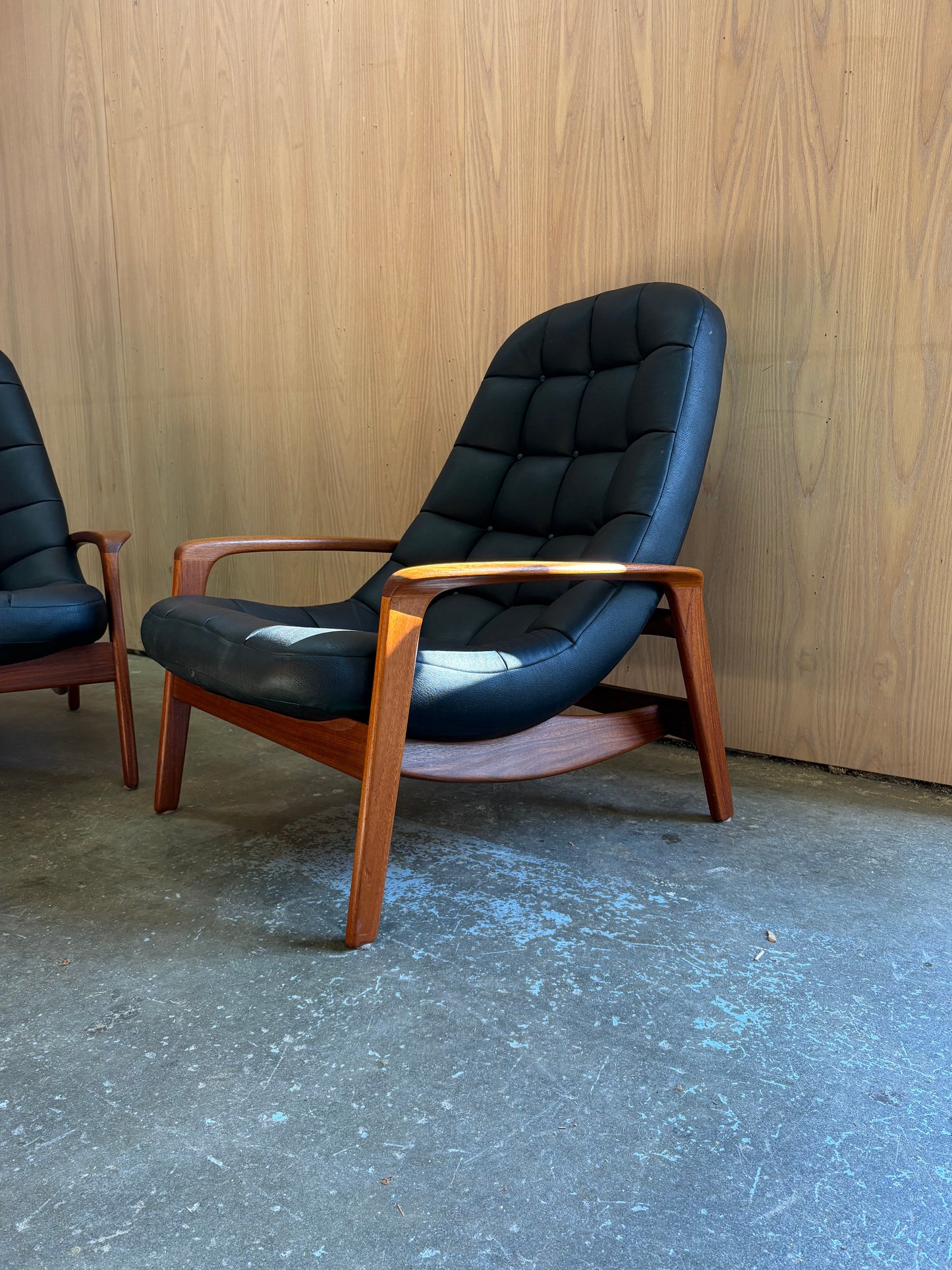 Pair of 1960s Canadian Teak Scoop Lounge Chairs by R Huber