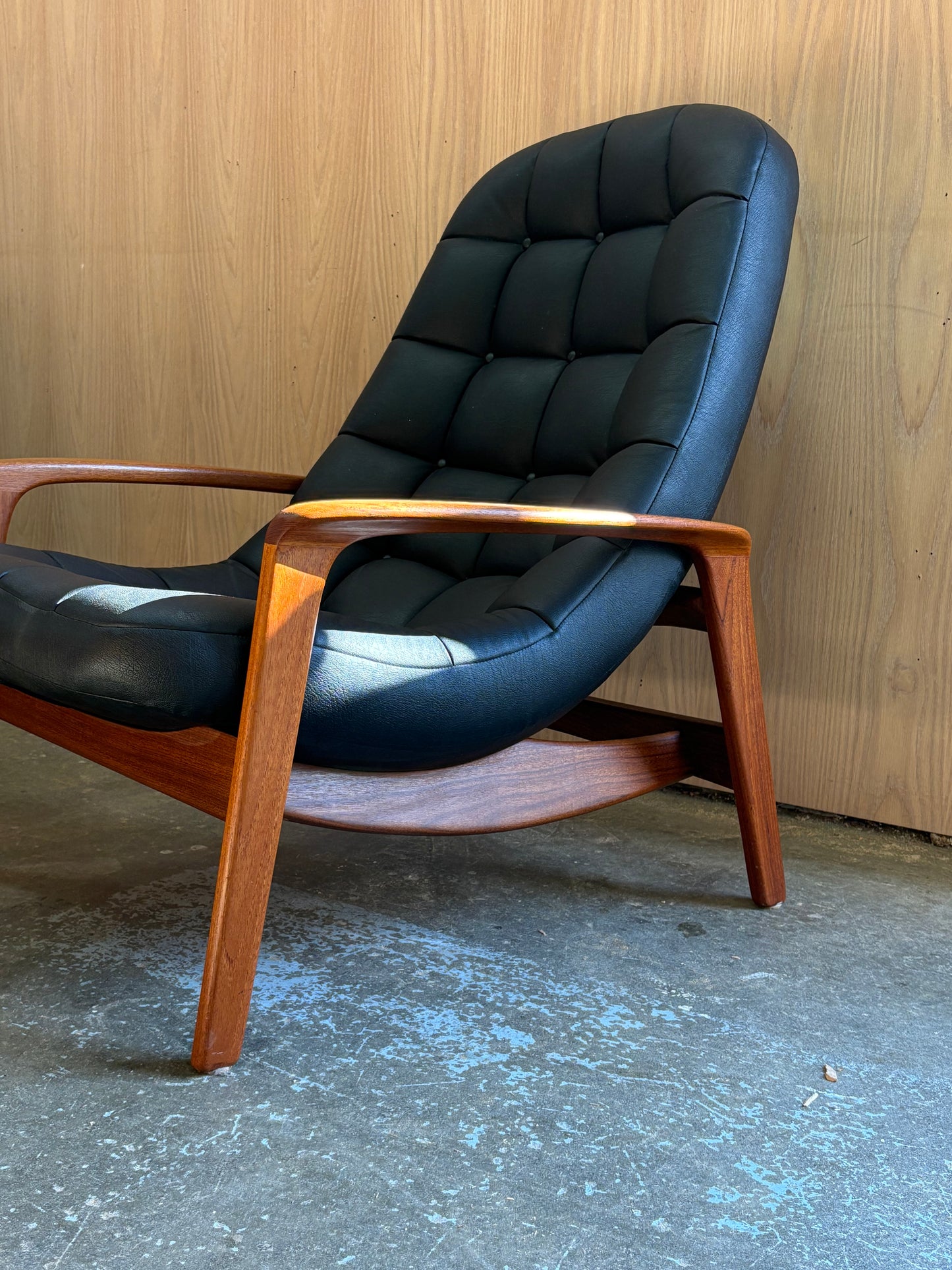 Pair of 1960s Canadian Teak Scoop Lounge Chairs by R Huber