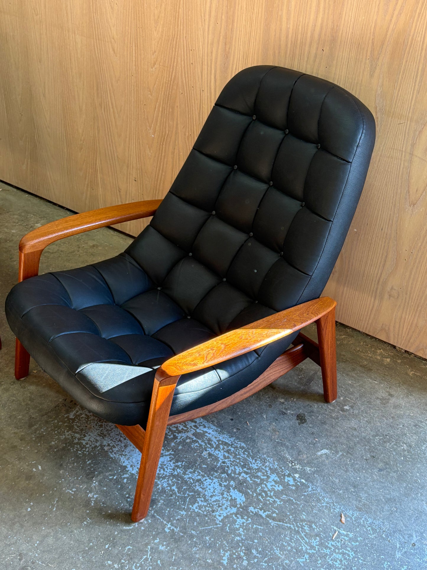 Pair of 1960s Canadian Teak Scoop Lounge Chairs by R Huber