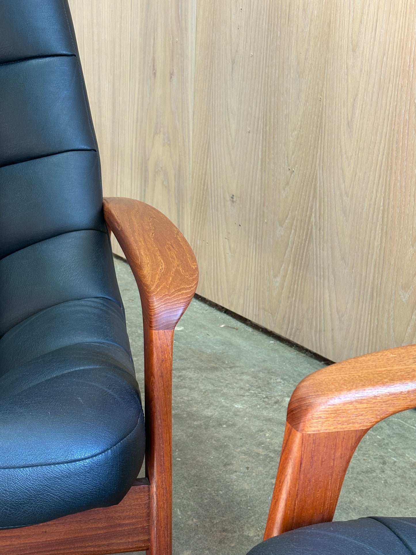 Pair of 1960s Canadian Teak Scoop Lounge Chairs by R Huber