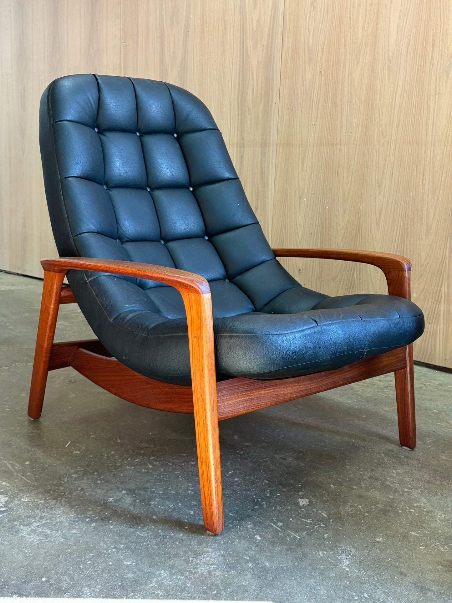 Pair of 1960s Canadian Teak Scoop Lounge Chairs by R Huber