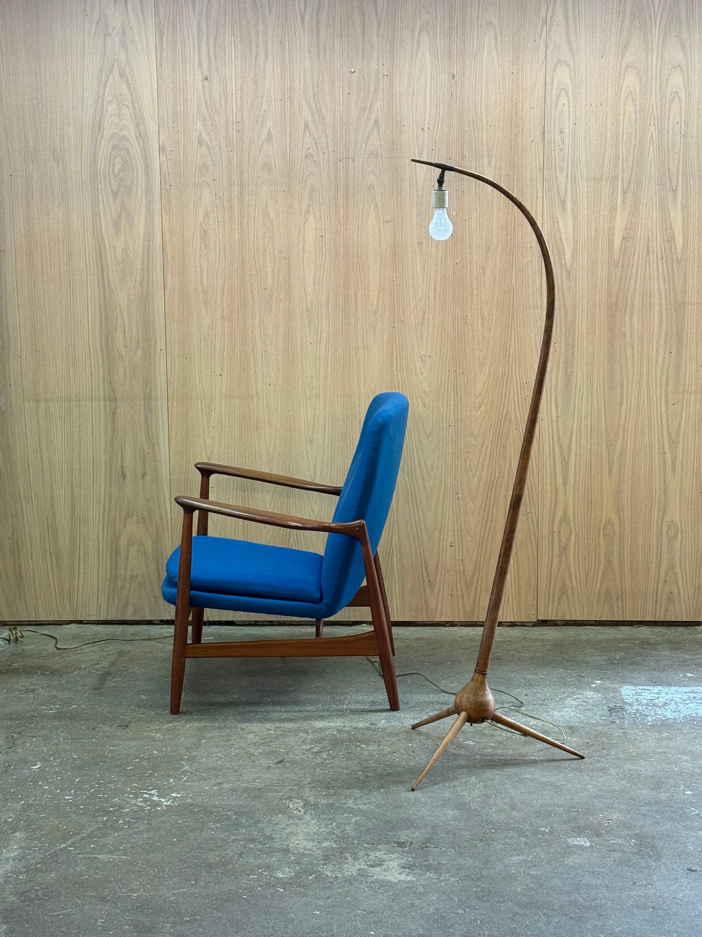 1950s Bridge Floor Lamp by Severin Hansen Jr for Haslev Mobelsnedkeri in beech and brass