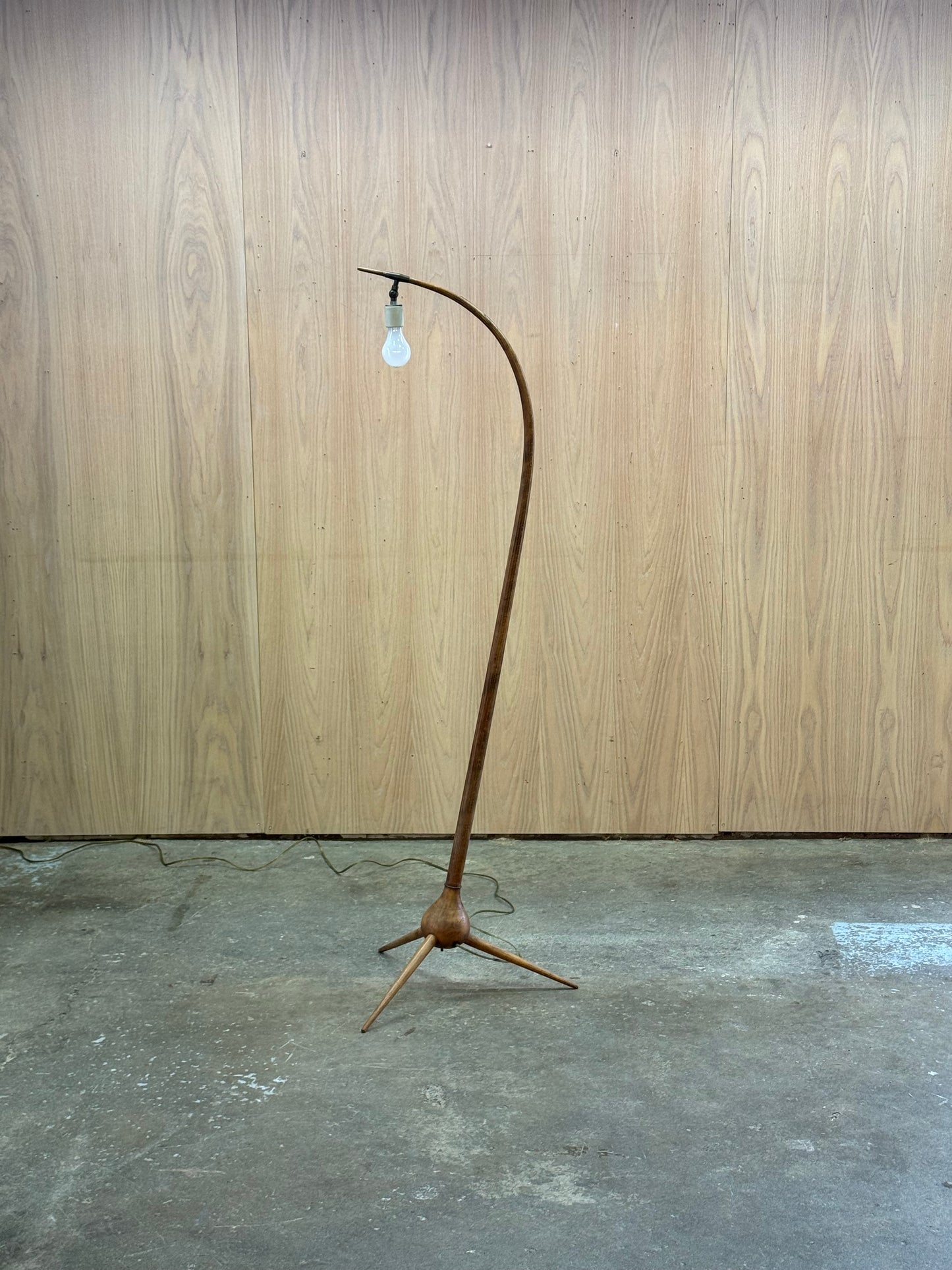1950s Bridge Floor Lamp by Severin Hansen Jr for Haslev Mobelsnedkeri in beech and brass