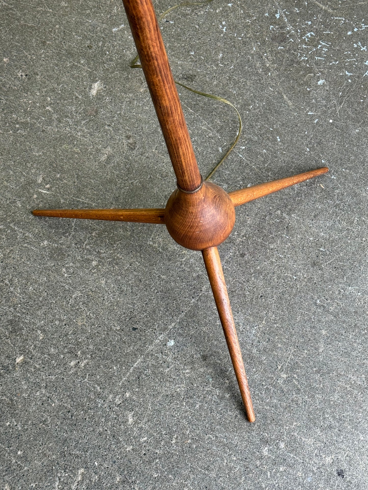 1950s Bridge Floor Lamp by Severin Hansen Jr for Haslev Mobelsnedkeri in beech and brass