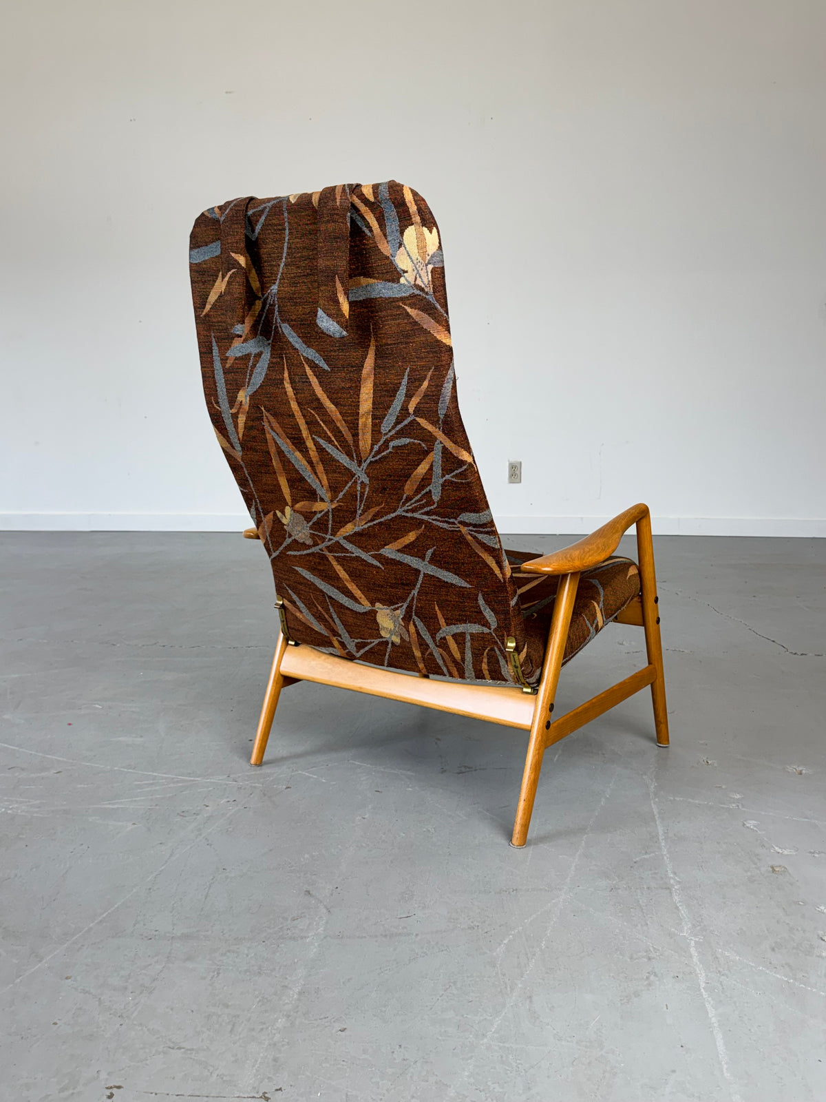 1950s Kontur Reclining Lounge Chair by Alf Svensson in Solid Beech, Sweden.