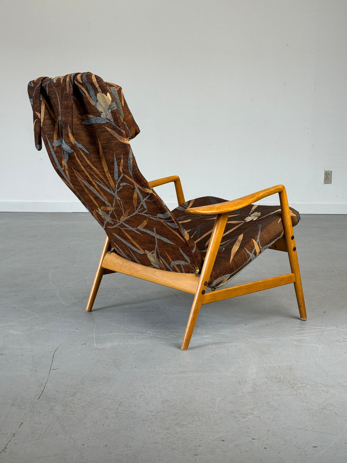 1950s Kontur Reclining Lounge Chair by Alf Svensson in Solid Beech, Sweden.