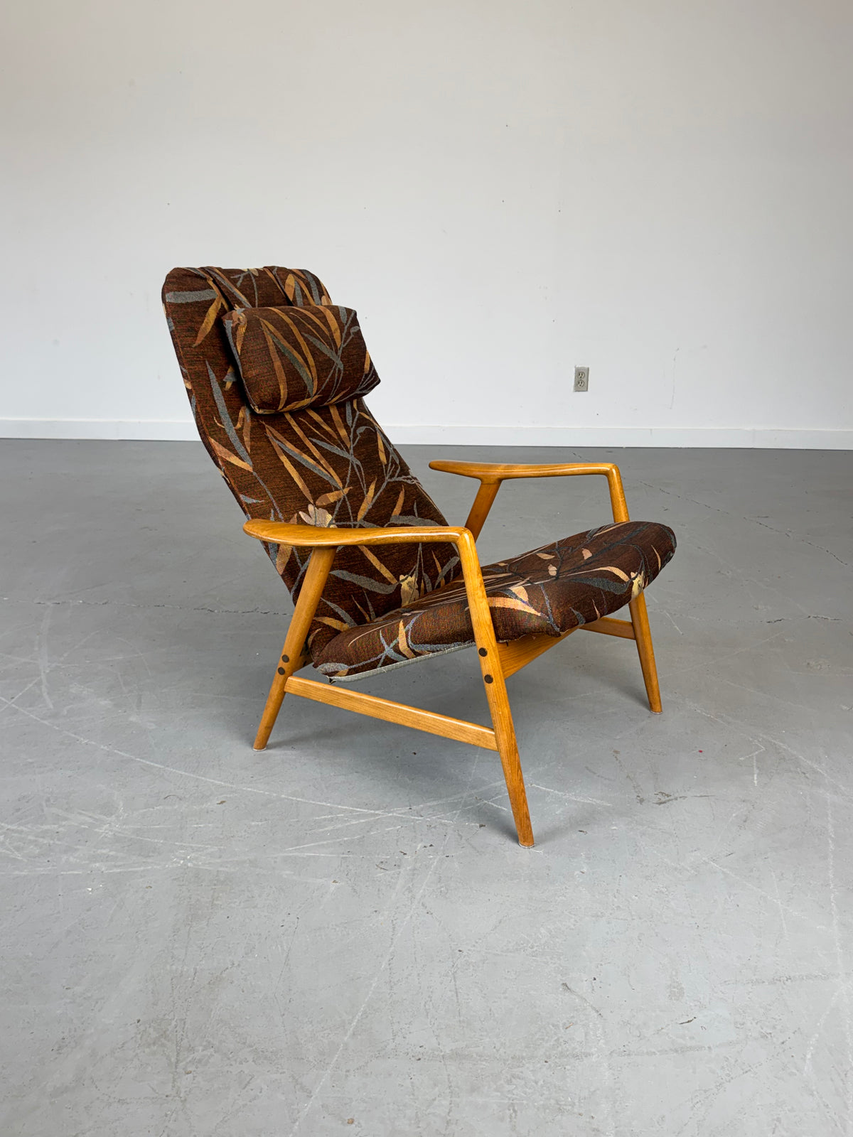 1950s Kontur Reclining Lounge Chair by Alf Svensson in Solid Beech, Sweden.
