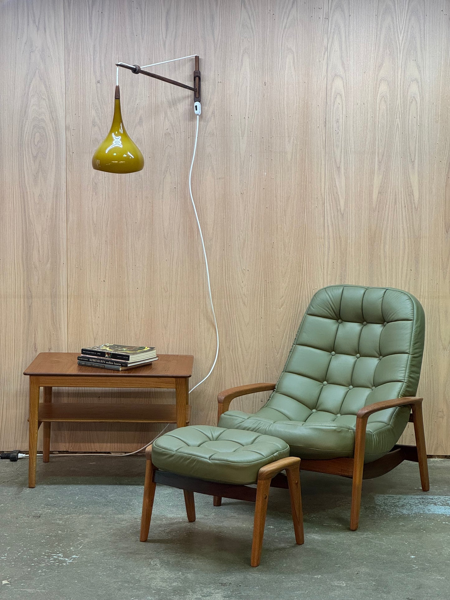 1950s Wall Lamp in rosewood and olive glass
