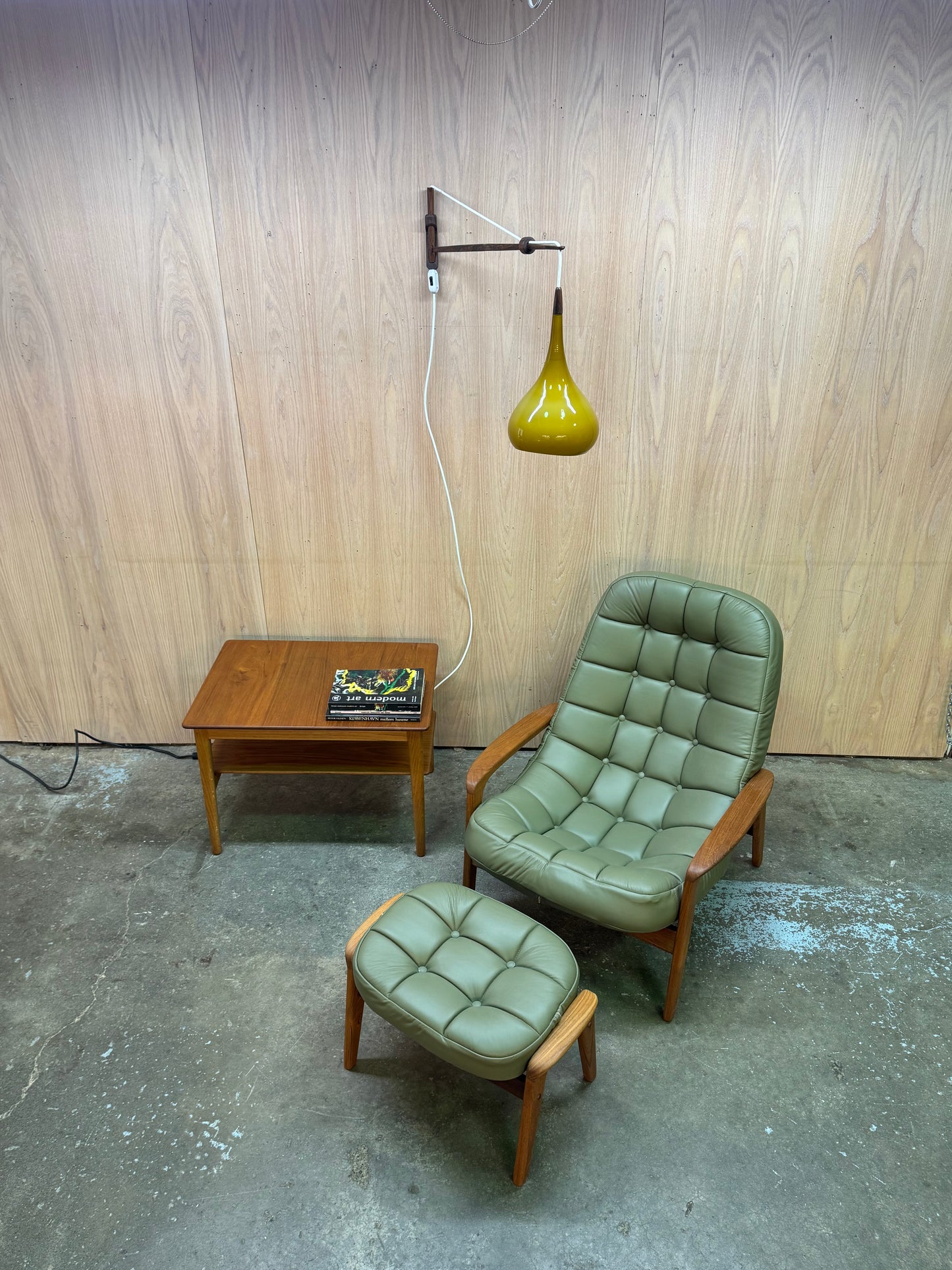 1950s Wall Lamp in rosewood and olive glass
