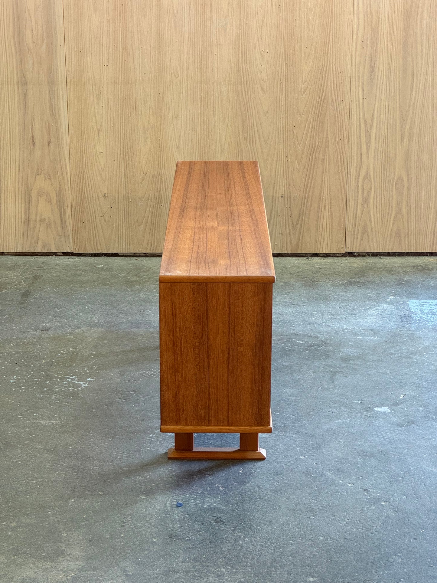 1960s Display Cabinet by Dyrlund in teak and sliding glass