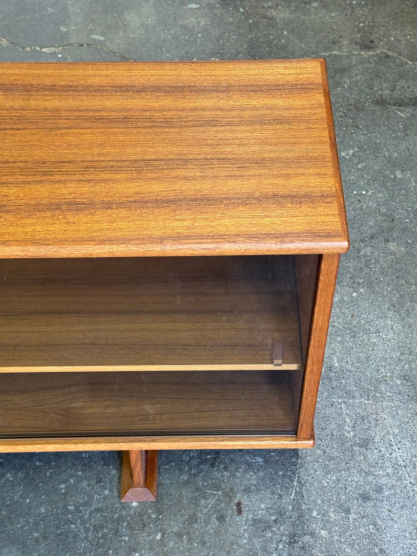 1960s Display Cabinet by Dyrlund in teak and sliding glass