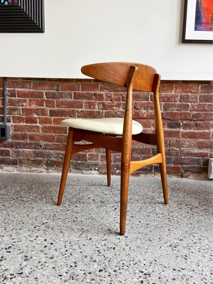 Set of Four 1950s Danish Teak and Oak CH33 Chairs by Hans Wegner for Carl Hansen & Søn