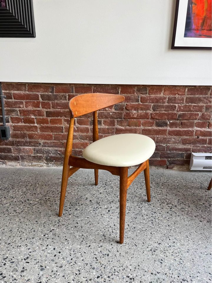 Set of Four 1950s Danish Teak and Oak CH33 Chairs by Hans Wegner for Carl Hansen & Søn